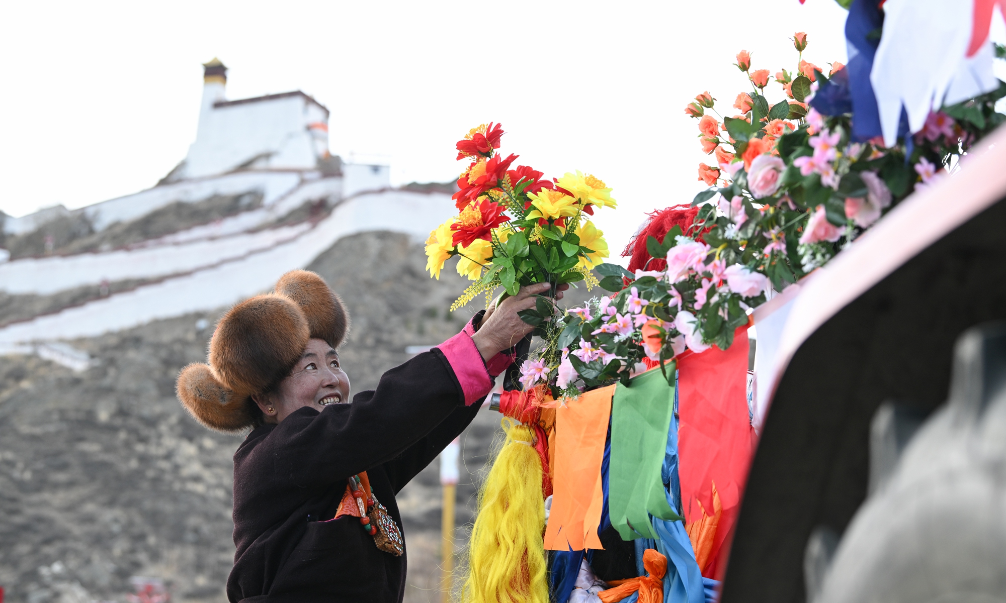 A villager dressed in traditional attire holds flowers as farmers mark the spring plowing and sow the first seeds of the season in Shannan, Southwest China's Xizang Autonomous Region, on March 16, 2026. Photos: IC