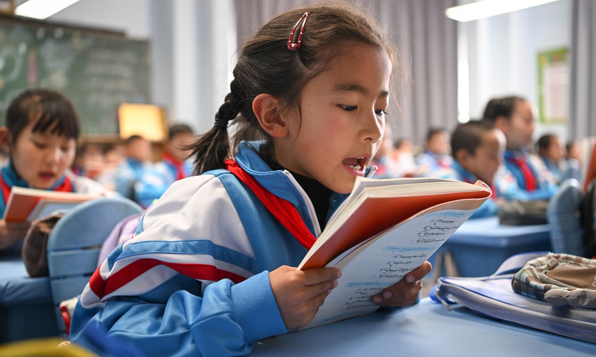 A primary school student reads aloud in class as she and her classmates attend a Tibetan language lesson at Lhasa Experimental Primary School in Lhasa, Xizang Autonomous Region, on March 2, 2026.