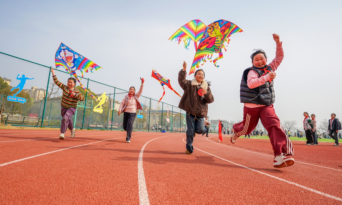 Students fly kites on the playground of a school in Suqian city, East China's Jiangsu Province on March 26, 2026. Photo: VCG