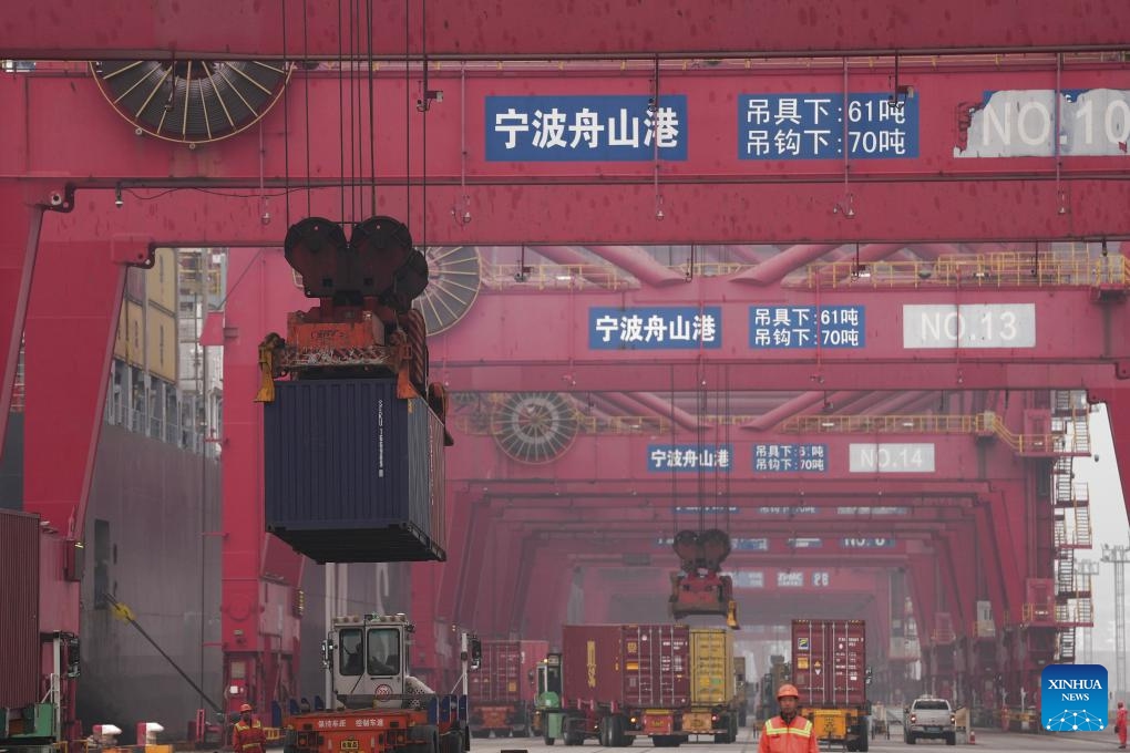 This photo taken on March 29, 2026 shows trucks loading and unloading containers at Chuanshan area of Ningbo-Zhoushan Port, east China's Zhejiang Province. According to Ningbo-Zhoushan Port, from January to February 2026, the port handled 245 million tons of cargo, marking a year-on-year increase of 7.3 percent. Container throughput reached 7.987 million TEUs, up 19.8 percent year on year.

Currently, Ningbo-Zhoushan Port offers more than 300 container shipping routes linking over 700 ports in more than 200 countries and regions. (Xinhua/Huang Zongzhi)