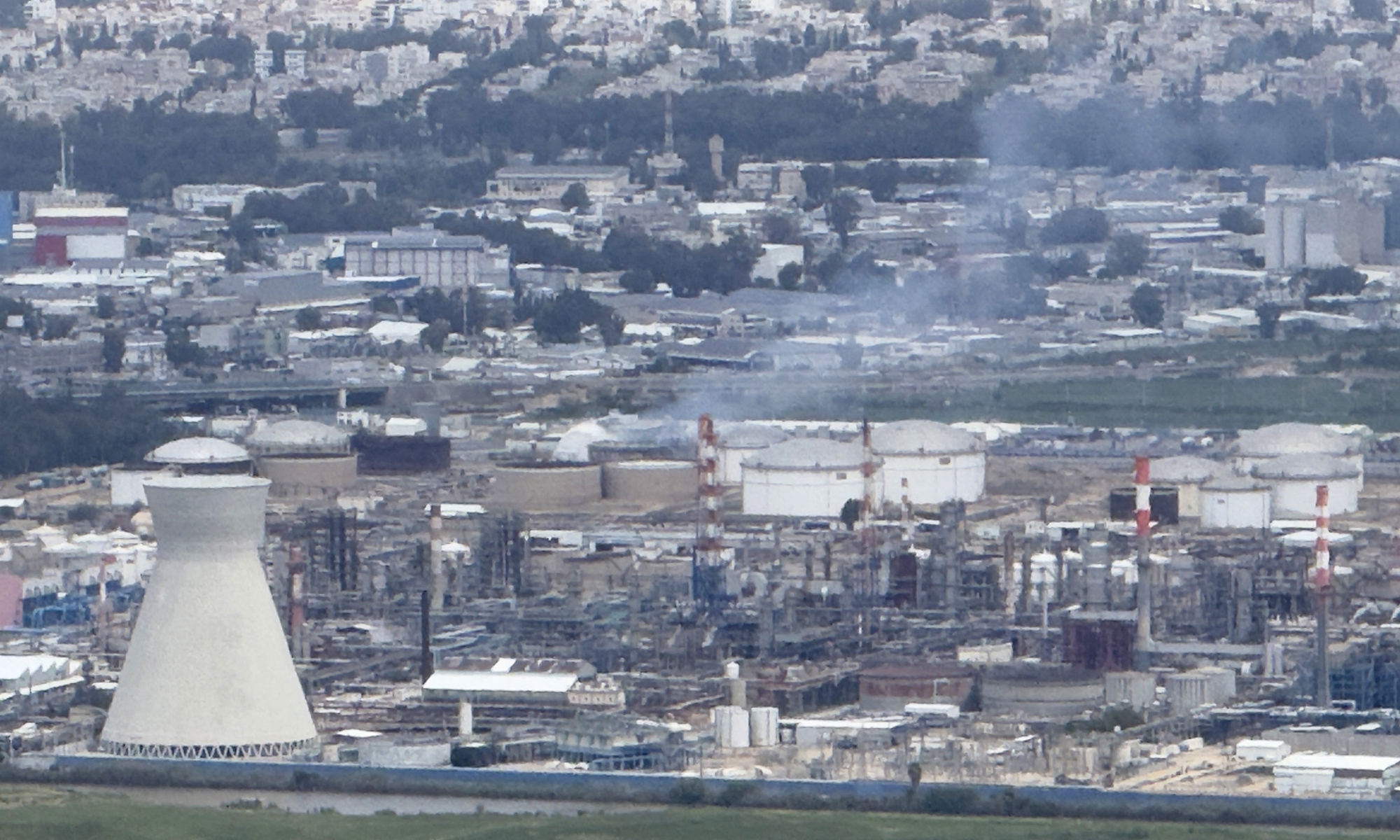 Smoke rises from the oil refinery complex following retaliatory strikes carried out simultaneously by Iran and the Hezbollah, in Haifa, Israel on March 30, 2026. Photo: VCG