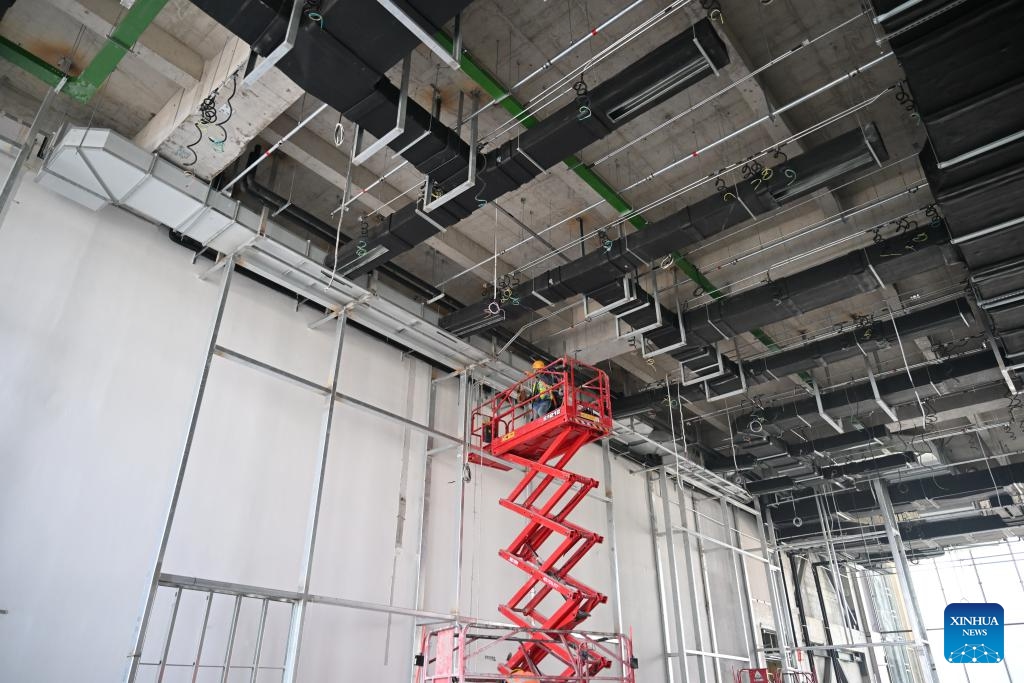 A staff member of China Construction Third Engineering Bureau Group Co., Ltd. works at the construction site of the headquarters of China Mineral Resources Group Ltd. in Xiong'an New Area, north China's Hebei Province, March 25, 2026.(Xinhua/Mu Yu)