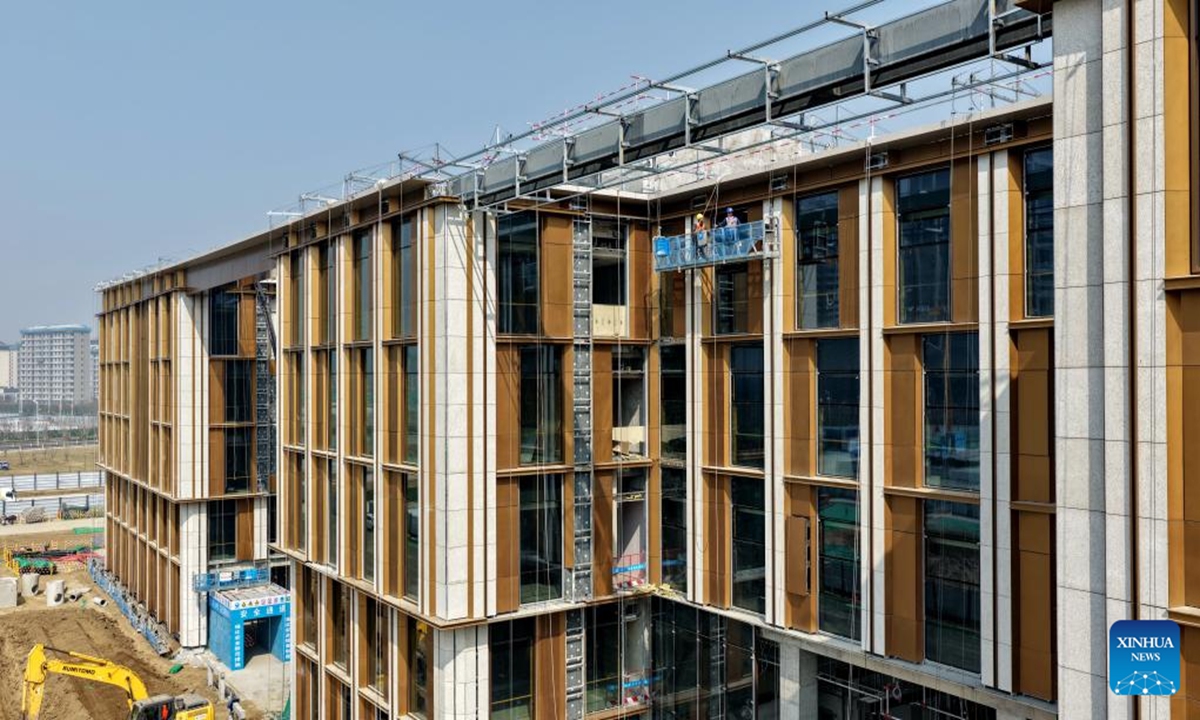 A staff member of China Construction Third Engineering Bureau Group Co., Ltd. works at the construction site of the headquarters of China Mineral Resources Group Ltd. in Xiong'an New Area, north China's Hebei Province, March 25, 2026.(Xinhua/Mu Yu)