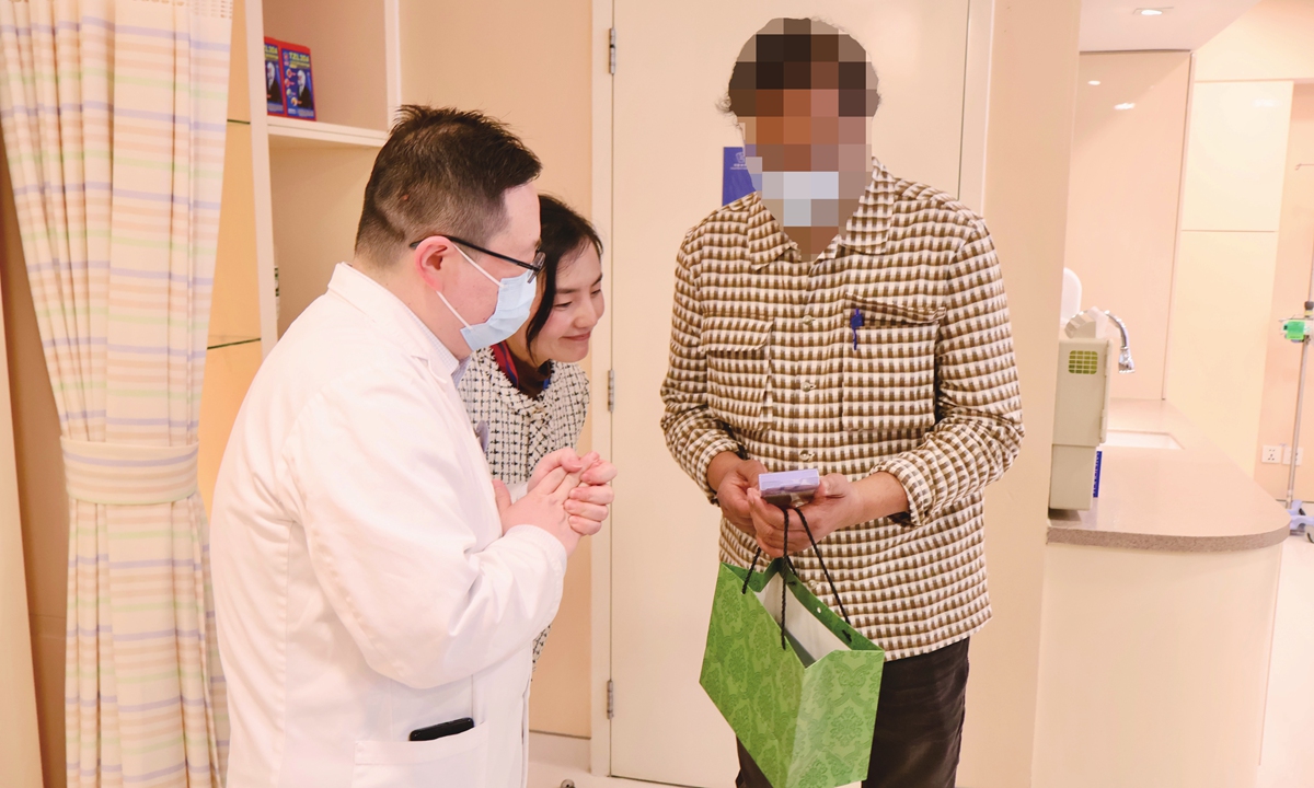 Alex (right) receives farewell gifts from staff members at Beijing United Family Hospital on March 25, 2026. Photo: Lin Xiaoyi/GT