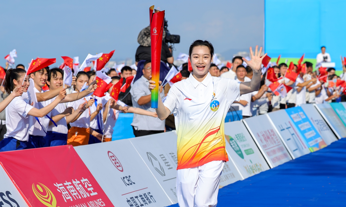 Diving Olympic champion Chang Yani participates in the torch relay for the 6th Asian Beach Games as the event's first torchbearer in Sanya, Hainan Province, on March 30, 2026. Photo: VCG