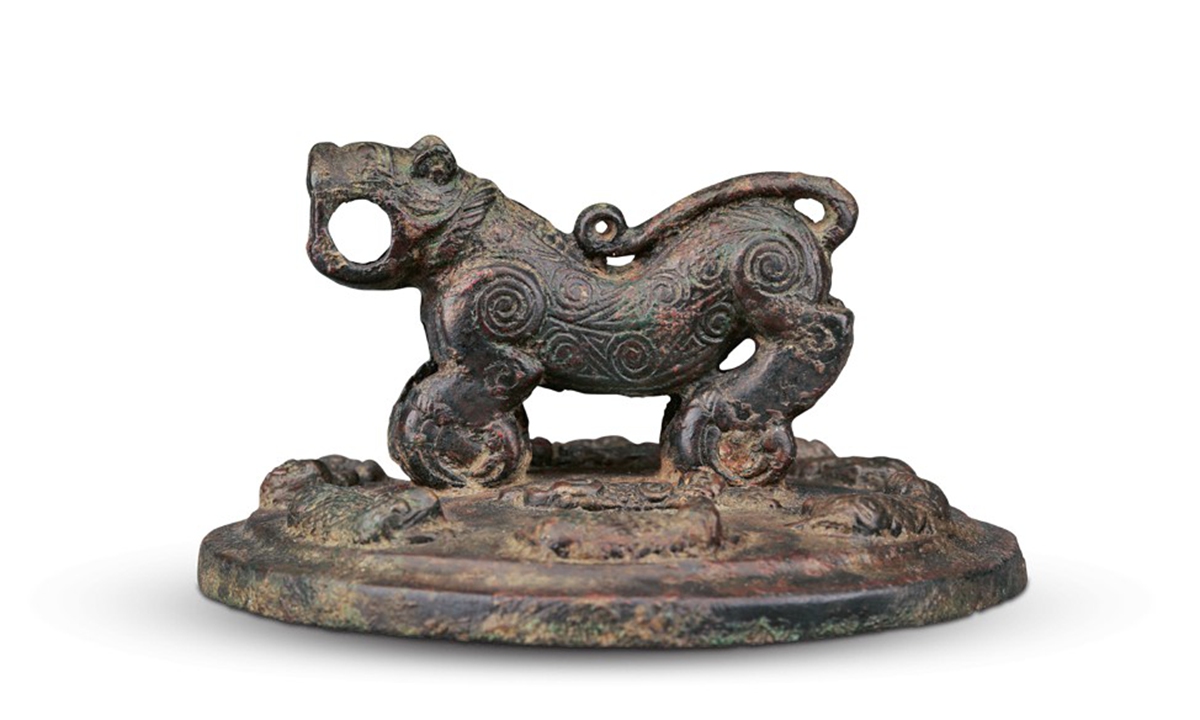 Bronze vessel lid with sculpted mythical beast