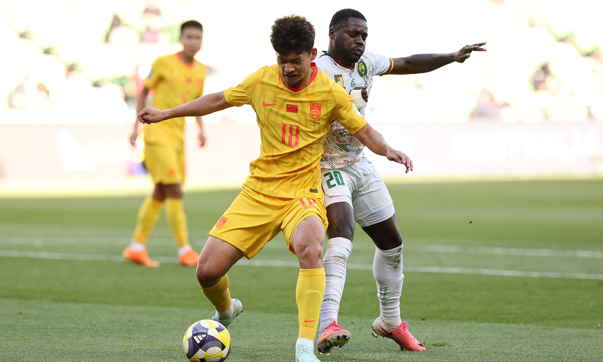China’s Liu Haofan shields the ball against Konrad Nfanseu of Cameroon during the FIFA Series match between China and Cameroon on March 31, 2026 in Melbourne, Australia. Photo: VCG