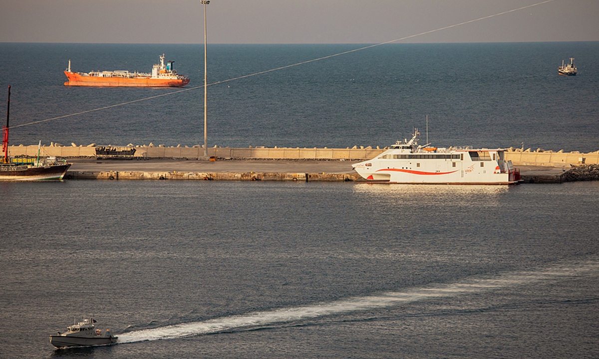 A police speed boat patrols the port as oil tankers and high speed crafts sit anchored at Muscat Anchorage near the Strait of Hormuz on March 30, 2026 in Muscat, Oman. Photo: VCG