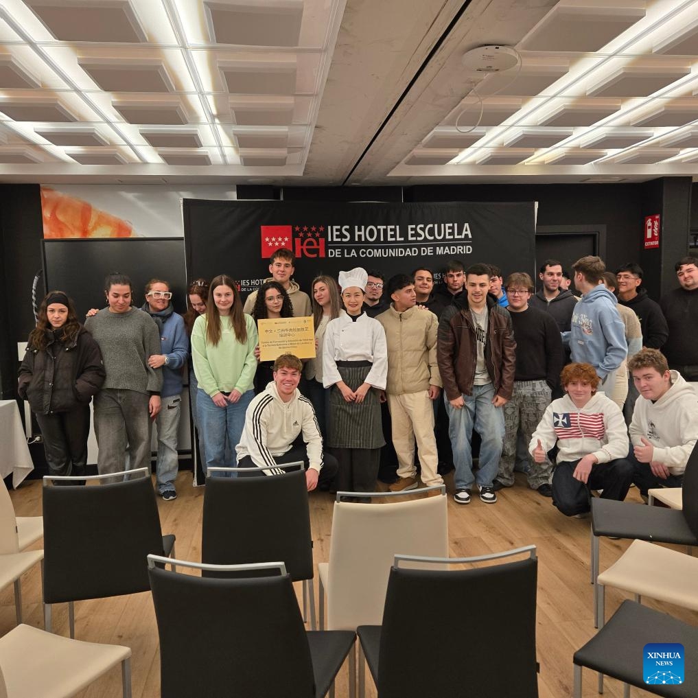 Local vocational students of an international Lamian beef noodle chef training program pose for a group photo with an instructor at the I.E.S. Hotel Escuela in Madrid, Spain, in January 2026. (Lanzhou Resource and Environment Vocational and Technical University/Handout via Xinhua)

