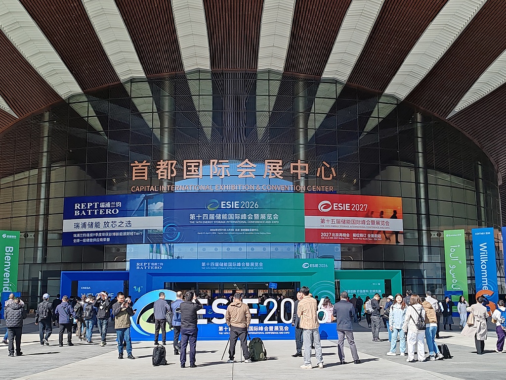 The 14th Energy Storage International Conference and Expo is being held at the Capital International Exhibition & Convention Center in Beijing, on April 1, 2026. Running from March 31 to April 3, the event highlights cutting-edge segments including data centers, smart manufacturing in the energy sector, artificial intelligence-powered energy management, and the full hydrogen energy industry chain. It has attracted more than 800 leading exhibitors, with more than 150 new-energy storage products making their global debuts. Photo: VCG