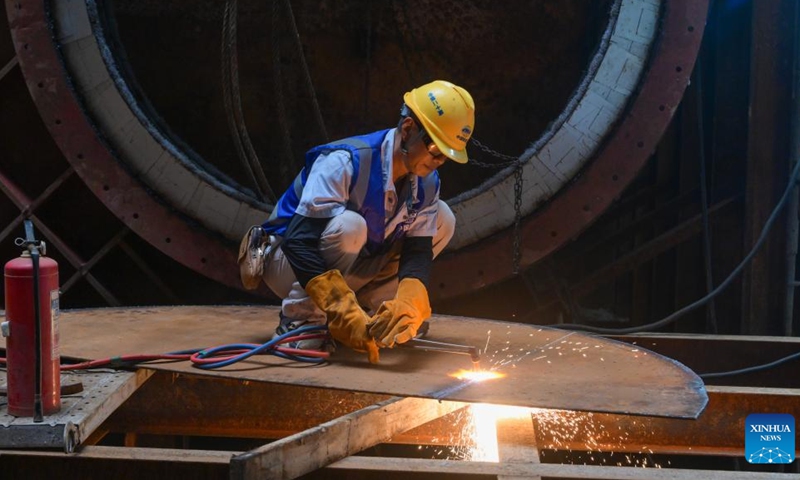 A staff member works at the construction site of the Sanya River estuary passage project in Sanya, south China's Hainan Province, March 31, 2026. This 3.118-kilometer underwater tunnel, the first of its kind in Sanya, is expected to further optimize the urban spatial layout of the city, and facilitate the development of the Hainan Free Trade Port. (Xinhua/Yang Guanyu)

