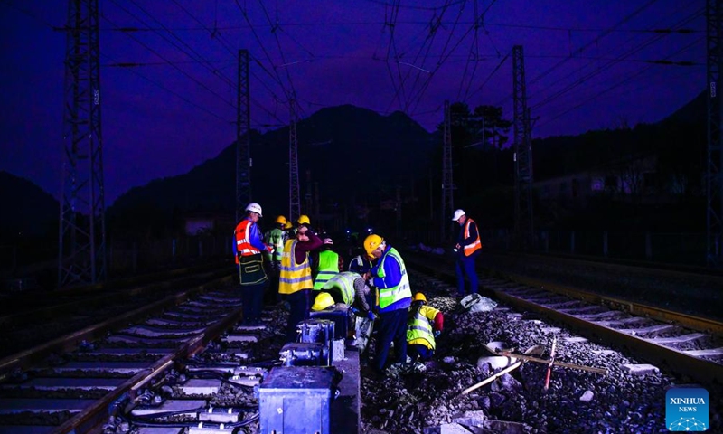 Railway workers are busy at the upgrade project of Lyuyinhu station along the south-to-north extension line of Weng'an-Machangping Railway in southwest China's Guizhou Province, March 30, 2026.(Xinhua/Yang Wenbin)