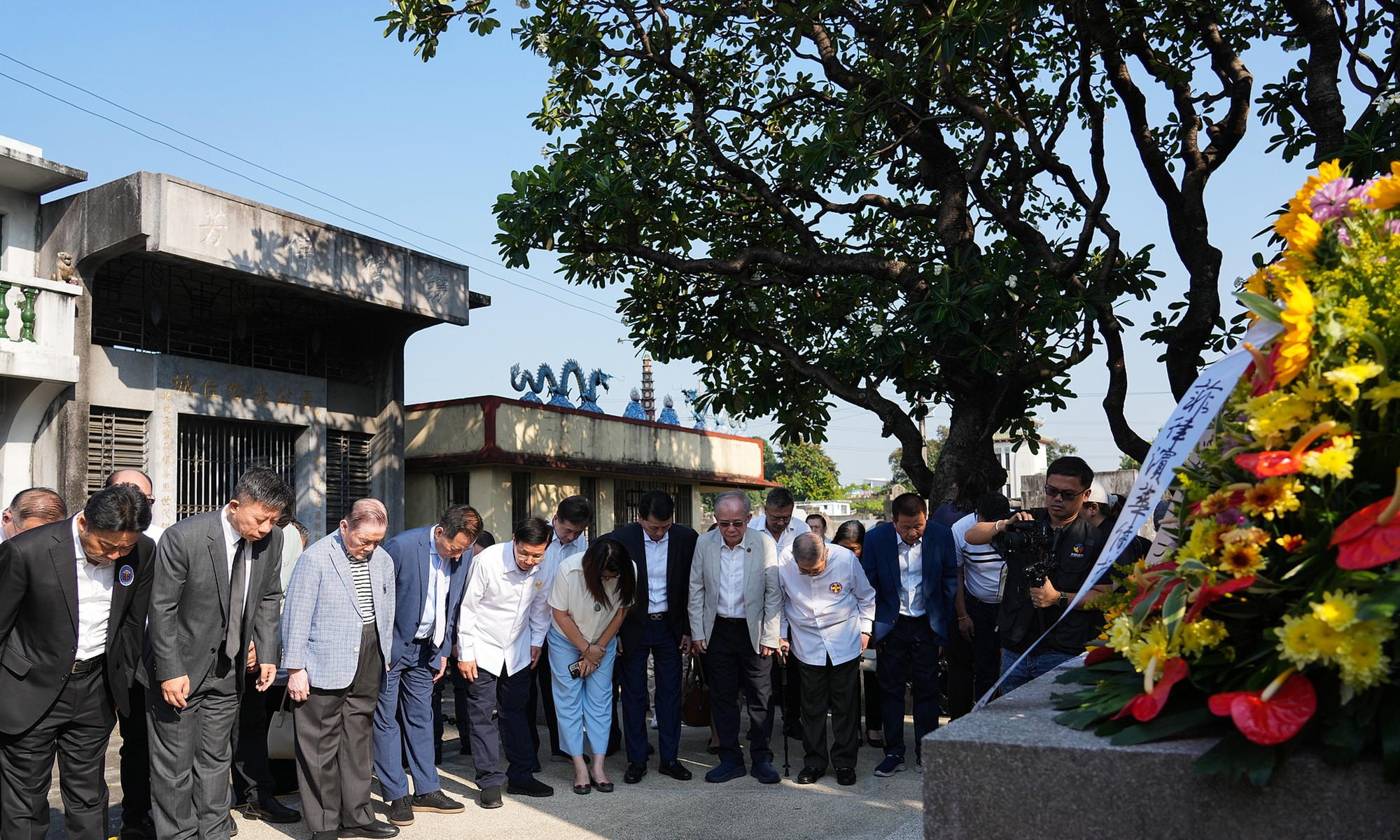 Chinese Ambassador to the Philippines Jing Quan leads embassy diplomats to the Manila Chinese Cemetery on April 1, 2026, local time, to pay tribute to Yang Guangsheng and other diplomats, as well as Philippine Chinese anti-Japanese heroes who were killed by the Japanese army in 1942. Photo:VCG