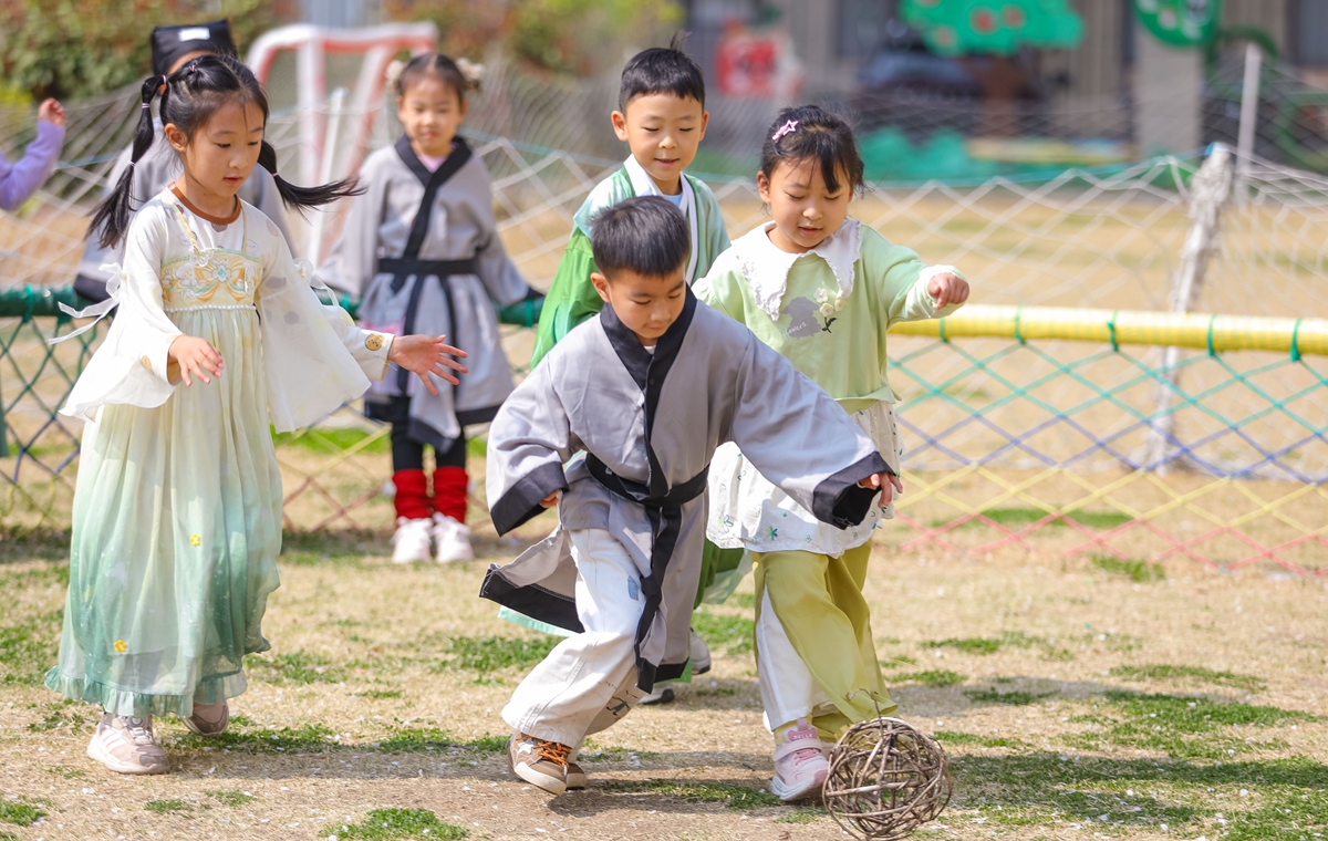 Children play the Chinese game of cuju,  which is considered the earliest form of football, during an event to celebrate the upcoming Qingming Festival in Qingdao, East China's Shandong Province on April 1, 2026. The Qingming Festival, or Tomb-Sweeping Day, which falls on April 5 this year, is a traditional festival during which people pay tribute to the dead and worship their ancestors. Photo: VCG