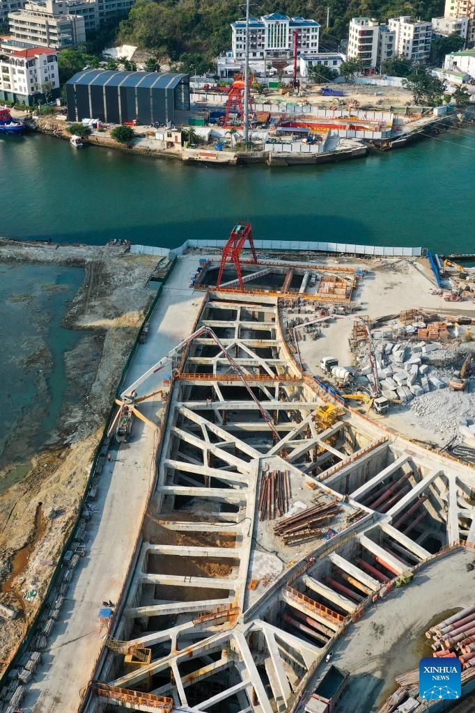An aerial drone photo taken on March 31, 2026 shows a view of the construction site of the Sanya River estuary passage project in Sanya, south China's Hainan Province. This 3.118-kilometer underwater tunnel, the first of its kind in Sanya, is expected to further optimize the urban spatial layout of the city, and facilitate the development of the Hainan Free Trade Port. (Xinhua/Yang Guanyu)

