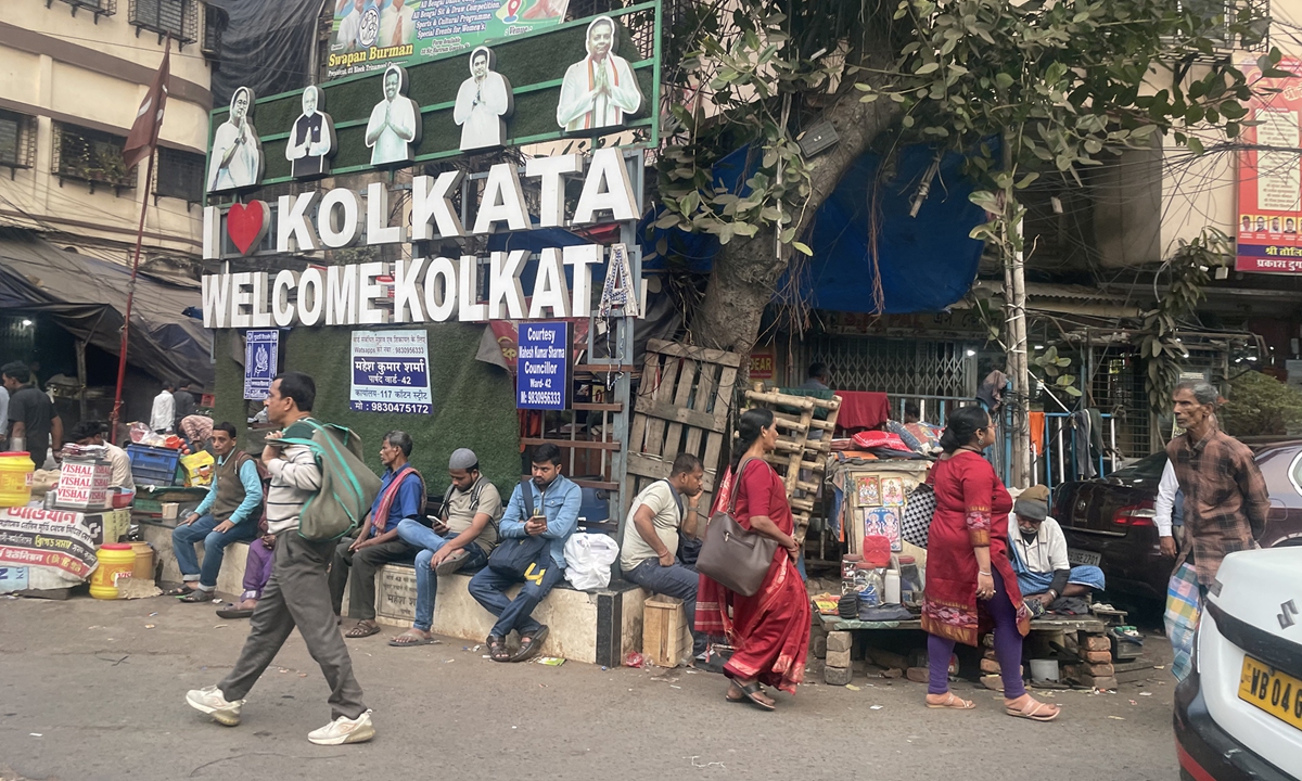 Publicity billboards of the Bharatiya Janata Party and the All India Trinamool Congress stand in Burrabazar Market in Kolkata, the capital of India's West Bengal, on January 21, 2026. Photo: Courtesy of Chen Jinying