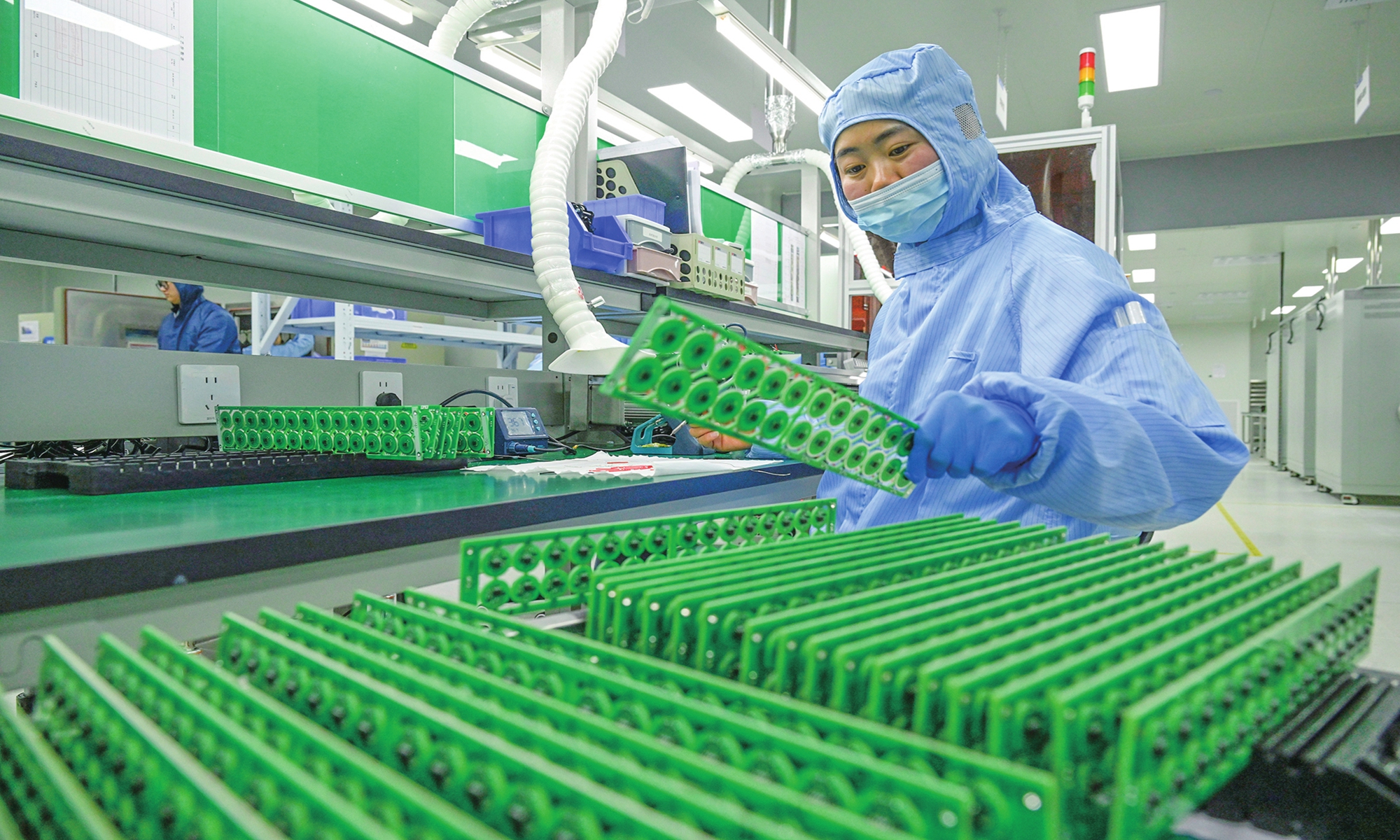 Technicians develop and produce automotive pressure sensors at the sensor research and manufacturing workshop of Hefei Senmol Sensor Technology Co in Hefei, East China's Anhui Province, on April 1, 2026. Photo: VCG