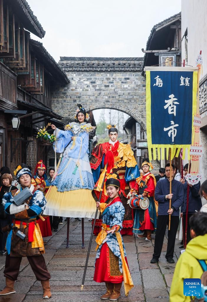 Performers of a folk parade stage a show during a folk fair in Wuzhen, Tongxiang City, east China's Zhejiang Province, April 1, 2026. A folk fair opened here on Wednesday, during which people can experience the atmosphere of traditional sericulture and enjoy the spring scenery through folk parades both on the street and on the water. (Xinhua/Xu Yu)

