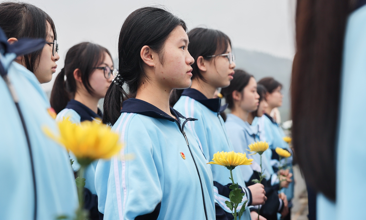 Students pay tribute to revolutionary martyrs at Gubaishan martyrs cemetery in Hezhou, South China's Guangxi Zhuang Autonomous Region, on April 2, 2026. Photo: VCG