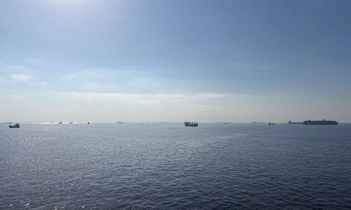 Numerous vessels are seen anchored at the inner anchorage of Port of Khor Fakkan in the UAE, around 8 am local time on April 3, 2026. Photo: Liu Yiwen
