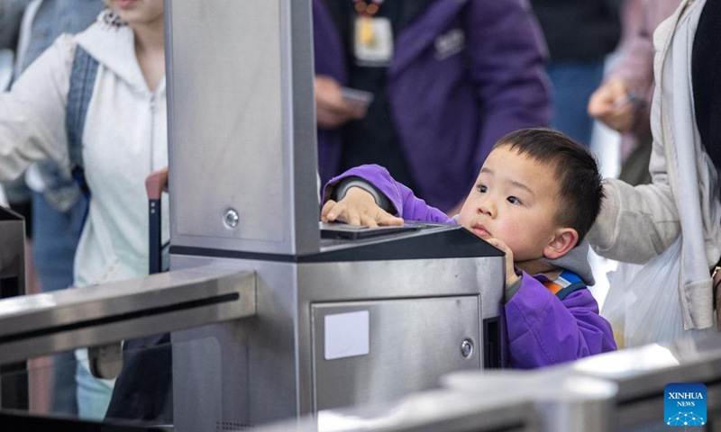 A child checks in at Huzhou Railway Station in Huzhou, east China's Zhejiang Province, April 3, 2026. (Photo by Yi Fan/Xinhua)