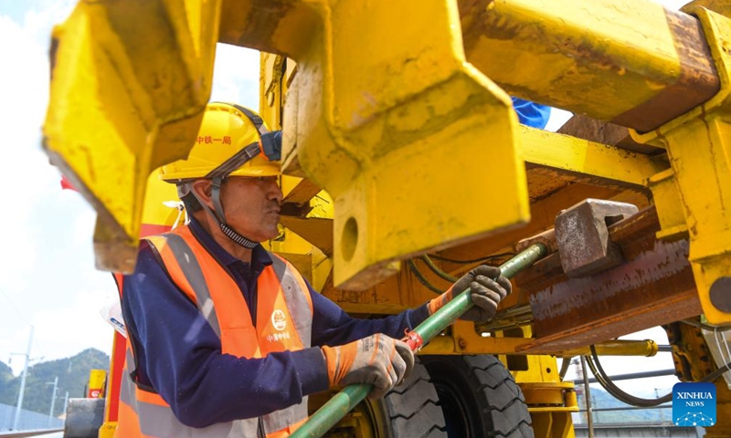 A worker carries out track-laying operations along the Chongqing-Wanzhou high-speed railway in southwest China's Chongqing Municipality, April 3, 2026. The construction of the Chongqing-Wanzhou high-speed railway entered the track-laying phase on Friday. With a designed speed of 350 kilometers per hour, the high-speed railway stretches 251 kilometers from Chongqing East Railway Station to Wanzhou North Railway Station. (Xinhua/Tang Yi)