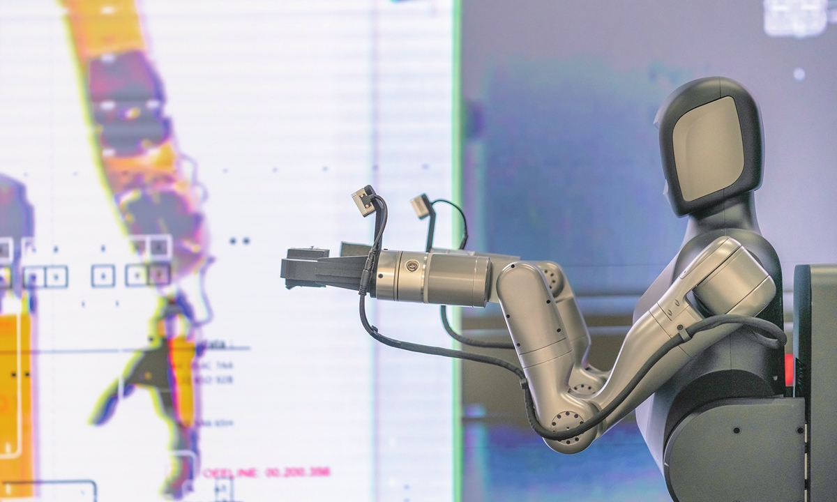 An industrial humanoid robot returns to its station after a cargo handling demonstration at the Central Plains Heterogeneous Humanoid Robot 4S Store in Zhengzhou, capital of Central China's Henan Province, on April 6, 2026. Photo: VCG