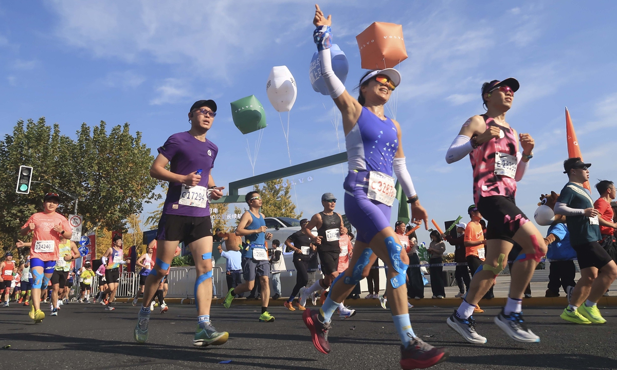 Runners take part in the 2025 Shanghai Marathon on November 30, 2025, in Shanghai. Photo: VCG