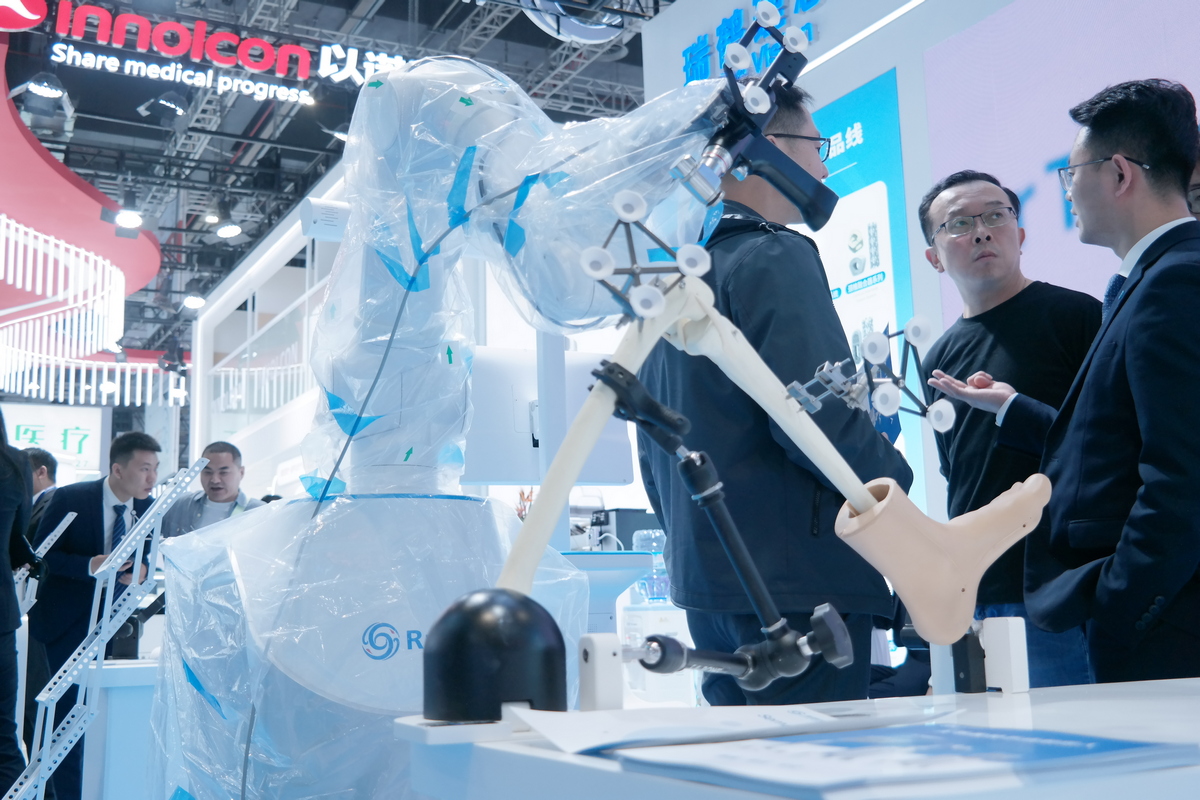 
A joint surgical robot is on display at the 93rd China International Medical Equipment Fair in Shanghai on April 9, 2026. The event runs from April 9 to 12, showcasing new products across surgery, rehabilitation, and eldercare, driving the field toward greater intelligence and precision. Photo: VCG