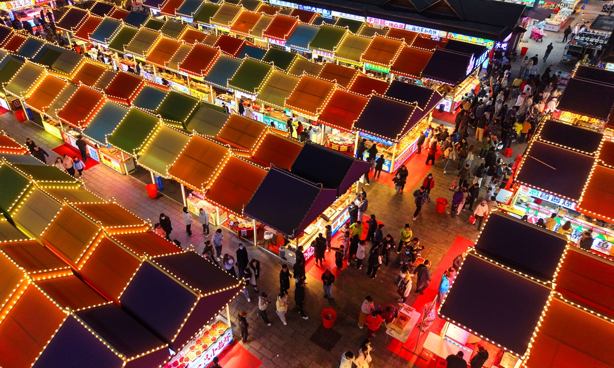 People enjoy their leisure time and taste various snacks at a night market in Shenyang, Northeast China's Liaoning Province on April 6, 2026. Boasting a dazzling array of specialty snacks that filled the air with enticing aromas, the night market attracted numerous local residents and tourists. Photo: VCG