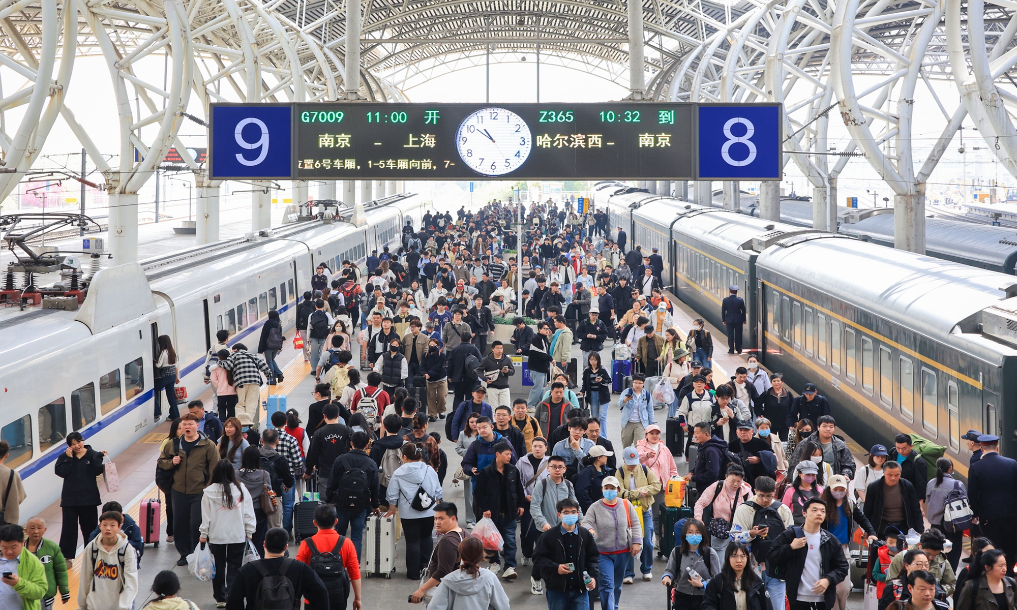 Passengers travel at Nanjing Railway Station in East China's Jiangsu Province on April 6, 2026. It was the last day of the Qingming holiday, and the national railway saw a peak in return trips. Photo: VCG