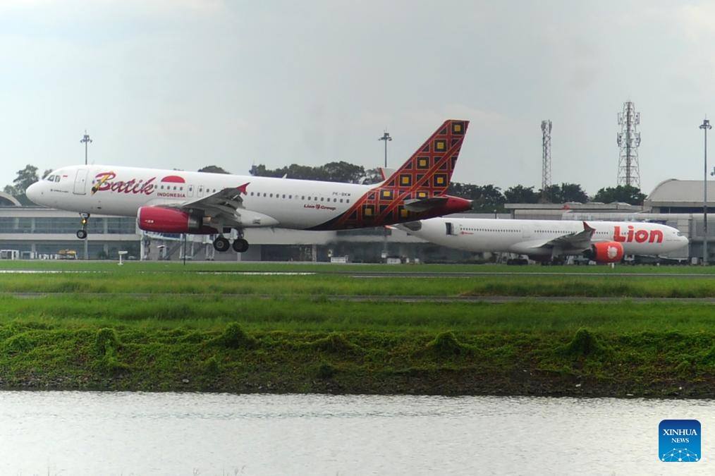 A domestic aircraft lands at Juanda International Airport in Sidoarjo, East Java, Indonesia, April 6, 2026. Indonesia expects domestic airfares to rise by around 9 to 13 percent following a sharp increase in aviation fuel prices driven by global geopolitical tensions, Coordinating Minister for Economic Affairs Airlangga Hartarto said Monday. (Photo by Sahlan Kurniawan/Xinhua)