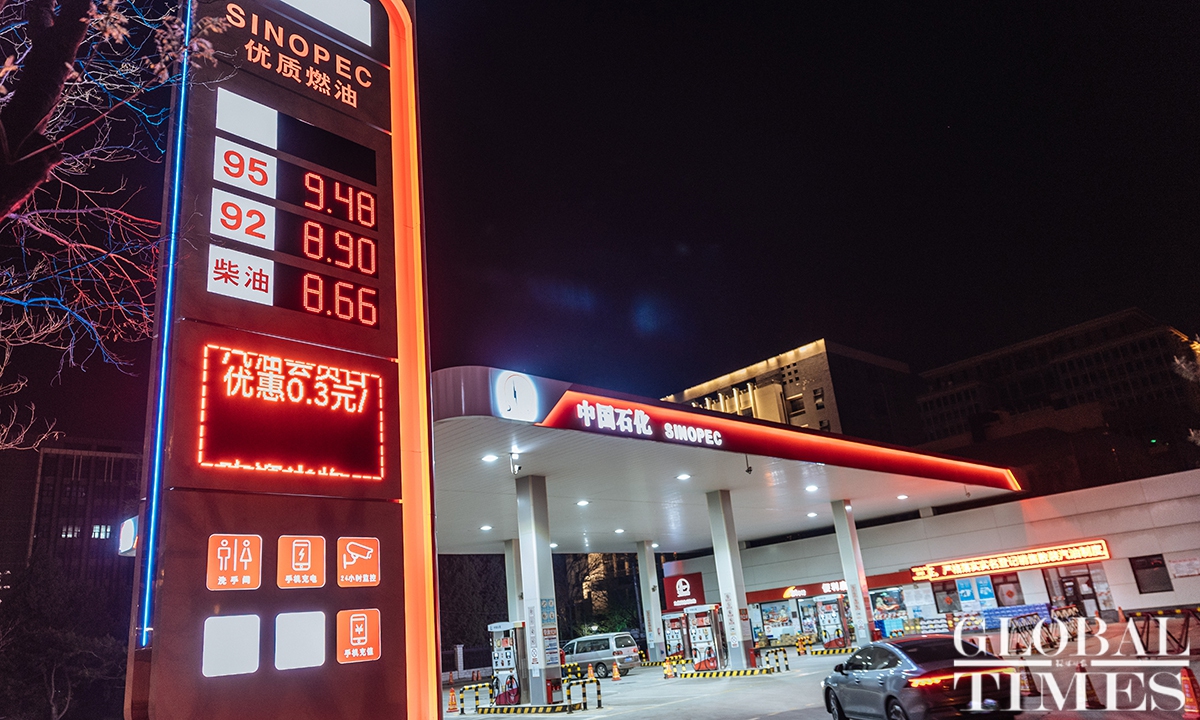 Car owners wait to refuel at a gas station in Beijing at 24:00 on April 7, 2026 from which point the actual increases in domestic gasoline and diesel prices will be capped at 420 yuan ($61.02) and 400 yuan per ton instead of 800 yuan and 770 yuan per ton under the current pricing mechanism. Photo: Li Hao/GT