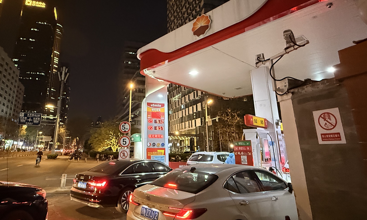 Vehicles line up at the Sinopec Gas Station at the Guanghua Road in Beijing on April 7, 2026. Effective from 24:00 on April 7, the actual increases of domestic gasoline and diesel prices will be capped at 420 yuan ($61.02) and 400 yuan per ton instead of 800 yuan and 770 yuan per ton under the current pricing mechanism, according to an NDRC statement (see story on page 10). Photo: Zhen Tao/GT