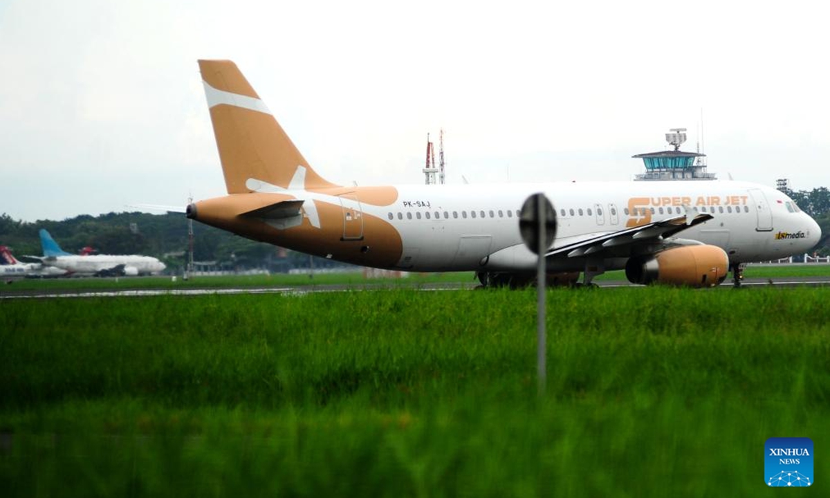 A domestic aircraft lands at Juanda International Airport in Sidoarjo, East Java, Indonesia, April 6, 2026. Indonesia expects domestic airfares to rise by around 9 to 13 percent following a sharp increase in aviation fuel prices driven by global geopolitical tensions, Coordinating Minister for Economic Affairs Airlangga Hartarto said Monday. (Photo by Sahlan Kurniawan/Xinhua)