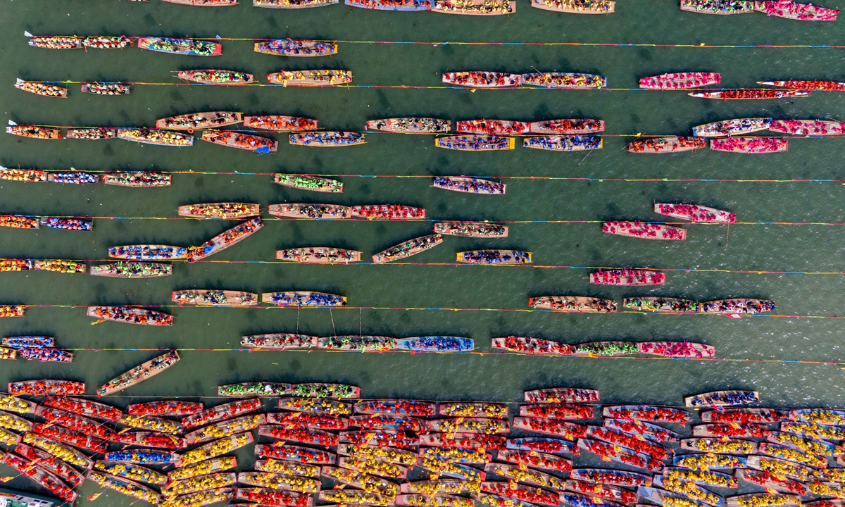 Hundreds of boats participating in a local boat performance in Taizhou, East China's Jiangsu Province set off on April 6, 2026. Photo: VCG