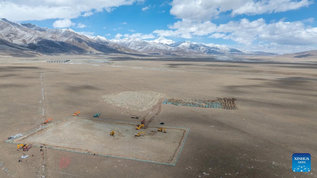 A drone photo taken on April 6, 2026 shows the scene of groundbreaking of a 50 MW trough-based concentrated solar power plant by China General Nuclear Power Group in Damxung County of Lhasa, southwest China's Xizang Autonomous Region.  (Xinhua/Tenzin Nyida)