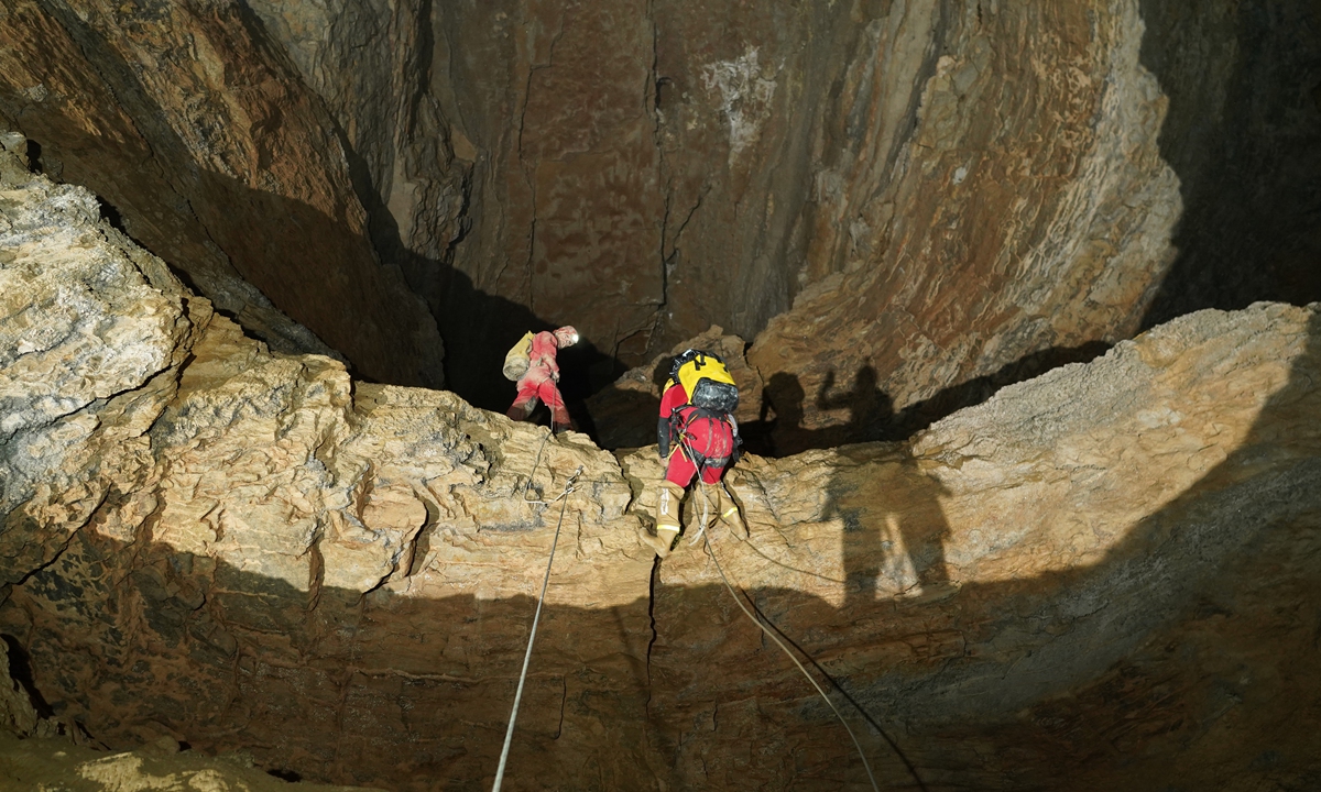 Experts investigate the Shuanghe Cave in Suiyang county, Southwest China's Guizhou Province, in October 2025. Photos: Courtesy of Wang Deyuan
