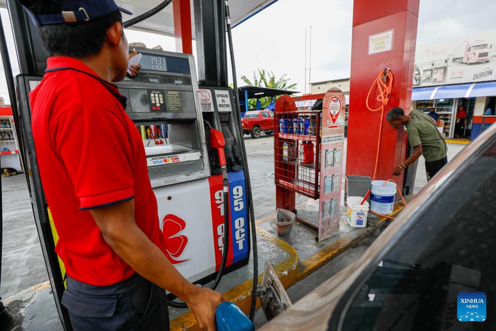 A staff worker fills up a car tank at a gas station in Panama City, Panama, April 6, 2026. Due to the tensions in the Middle East, fuel prices in Panama have continued to rise, and the maximum fuel price limit has been constantly raised. (Photo by Daniel Gonzalez/Xinhua)