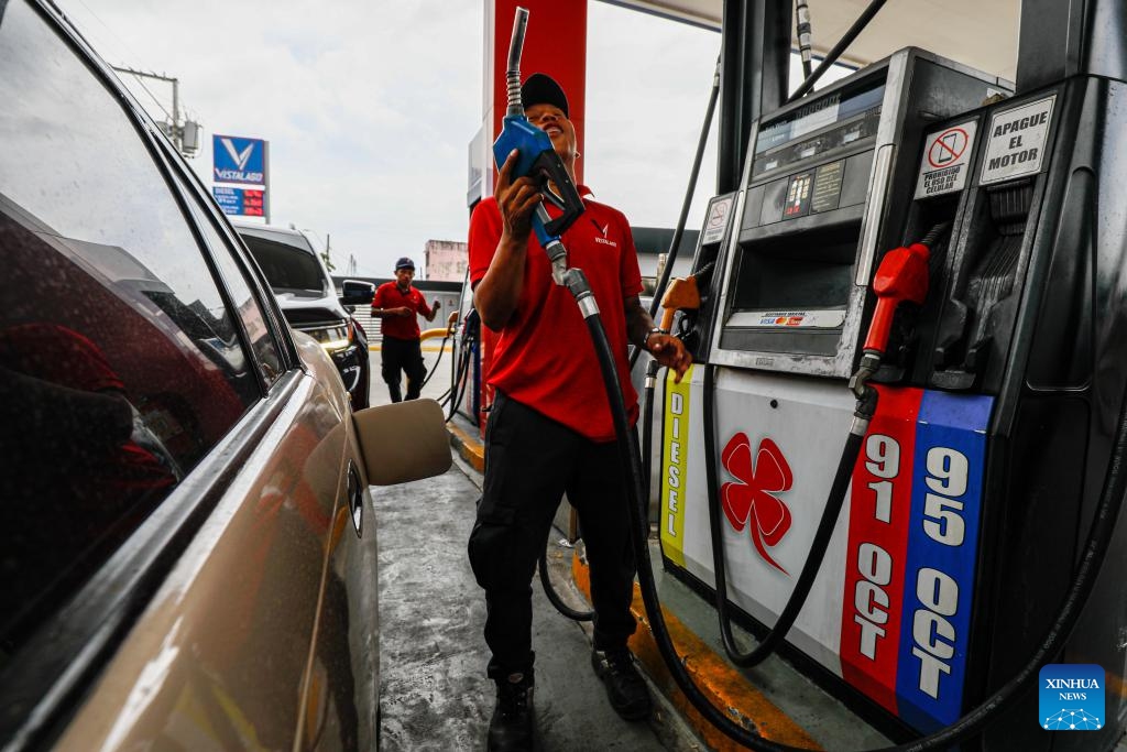 A staff worker prepares to fill up a car tank at a gas station in Panama City, Panama, April 6, 2026. Due to the tensions in the Middle East, fuel prices in Panama have continued to rise, and the maximum fuel price limit has been constantly raised. (Photo by Daniel Gonzalez/Xinhua)