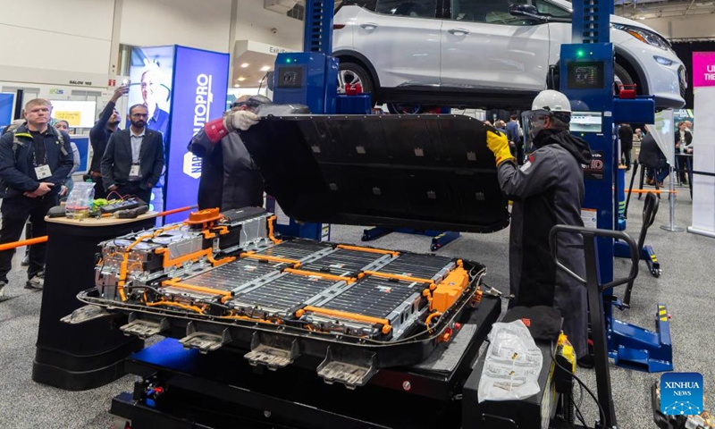 Technicians demonstrate the battery structure of an electric vehicle (EV) during the EV & Charging Expo 2026 in Toronto, Canada, on April 8, 2026. Exploring electric vehicles and charging solutions for fleets, buildings and commercial sites, the two-day event kicked off here on Wednesday, with about 2,000 attendees from more than 800 organizations. (Photo by Zou Zheng/Xinhua)

