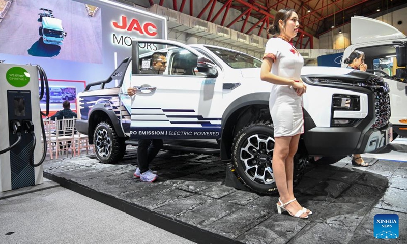 A visitor looks at an electric vehicle during GAIKINDO Indonesia International Commercial Vehicle Expo (GIICOMVEC) 2026 in Jakarta, Indonesia, April 8, 2026. The expo kicked off here on Wednesday. (Xinhua/Zulkarnian)

