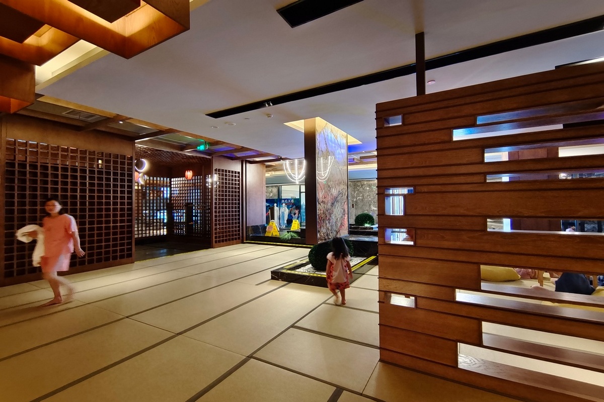 People enjoy a bathhouse experience in Nantong, East China's Jiangsu Province. Photo: VCG