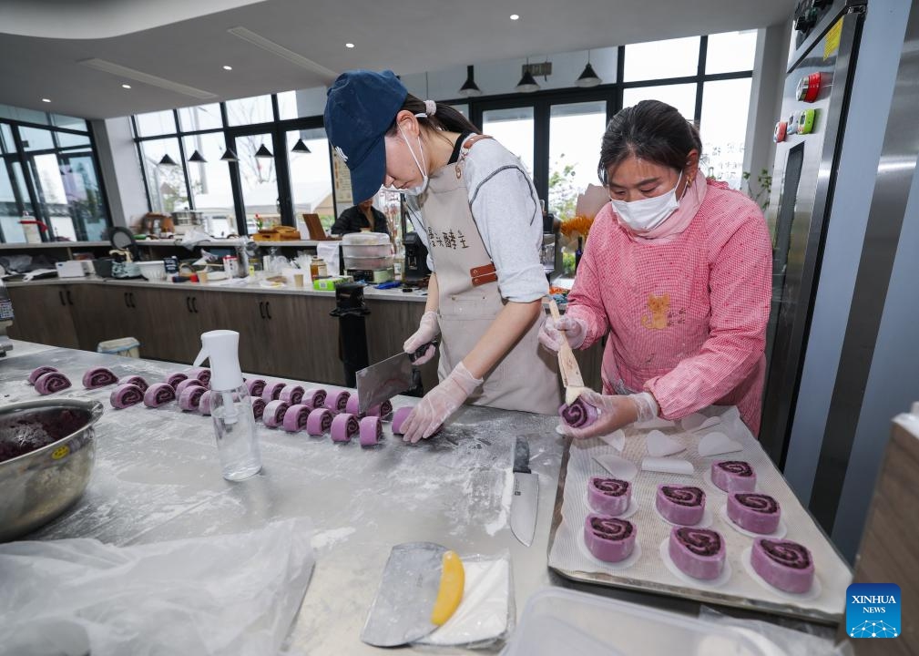 Shen Feng (L) makes steamed buns at a store in Yuxin Town, Nanhu District of Jiaxing City, east China's Zhejiang Province, April 8, 2026.  (Xinhua/Xu Yu)