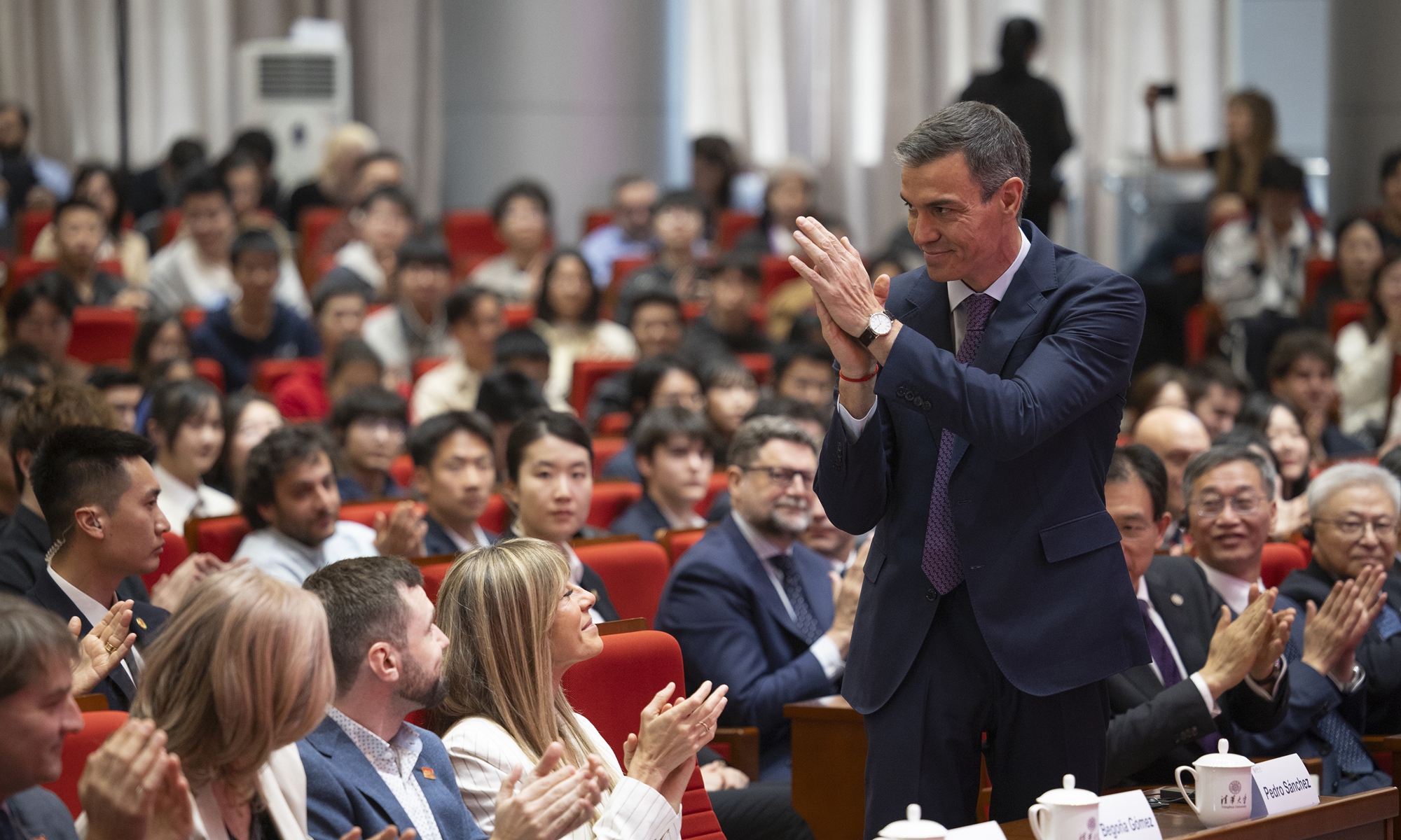 Spanish Prime Minister Pedro Sanchez, applauds after his speech at Tsinghua University in Beijing on April 13, 2026. Sanchez is on an official visit to China, the fourth in four years (See story on Page 3). Photo: VCG
