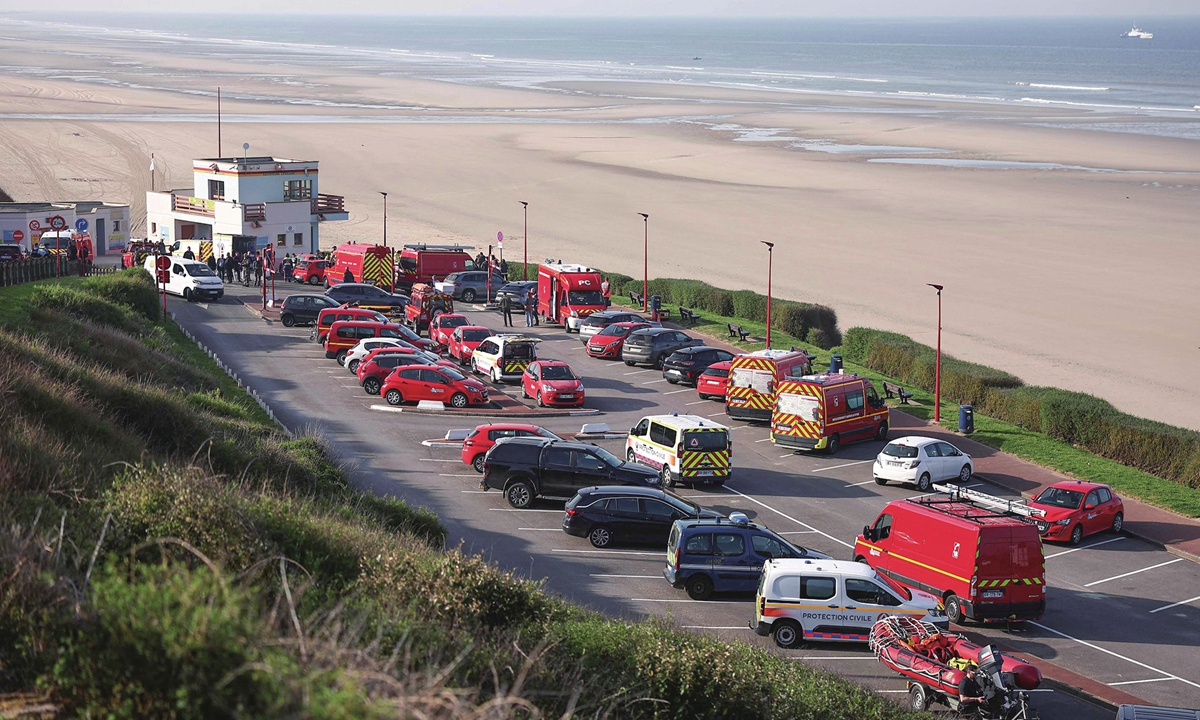 Rescue vehicles are parked in a parking lot overlooking the beach as medical units gather after an attempt to cross the English Channel illegally turned tragic with several migrants found in cardiac arrest, in France's Pas-de-Calais, on April 9, 2026. Photo: VCG