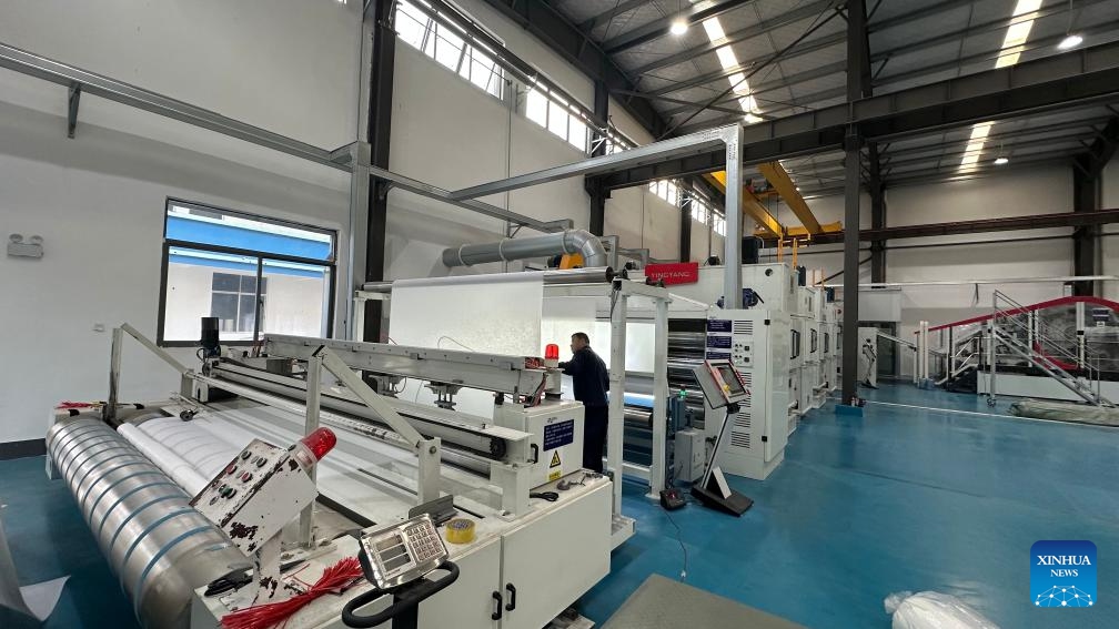 This undated file photo shows a workshop of Nanchang Spuma Shoe Material Co., Ltd. in Nanchang, east China's Jiangxi Province. (Xinhua)

