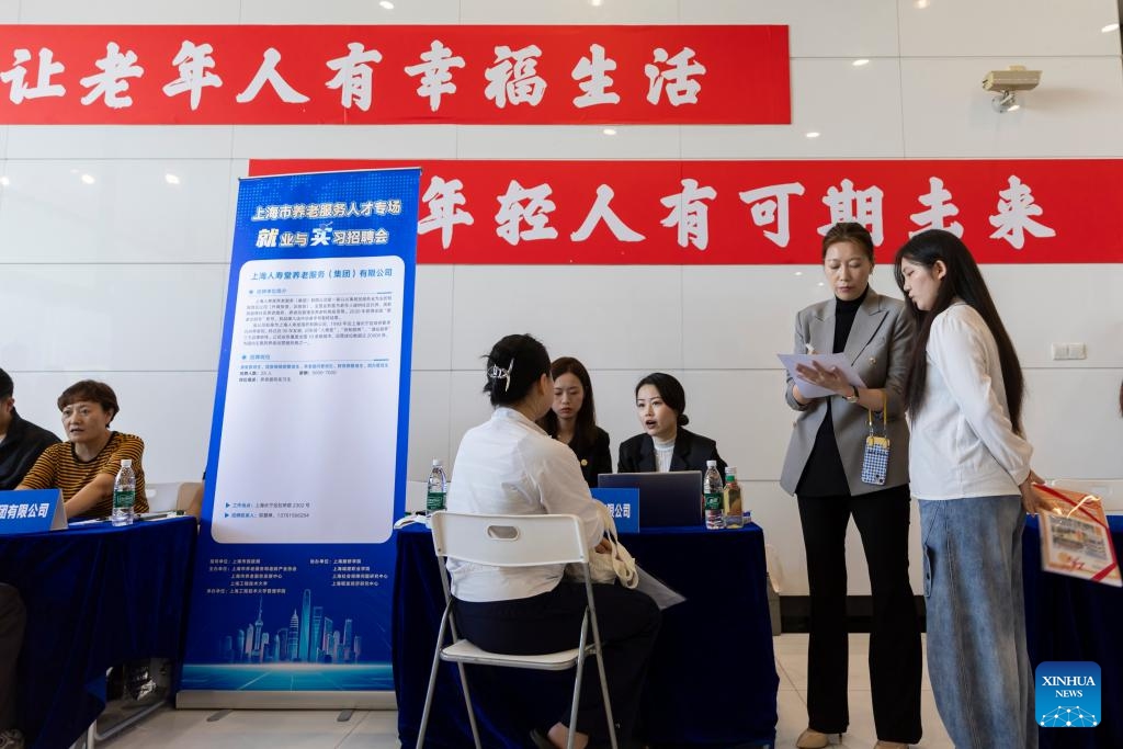 Job seekers talk with recruiters at a job fair on Songjiang campus of Shanghai University of Engineering Science in east China's Shanghai, April 9, 2026. The job fair for the elderly care service was held here on Thursday. Nearly 50 organizations and enterprises offered over a hundred opportunities. (Xinhua/Wang Xiang)

