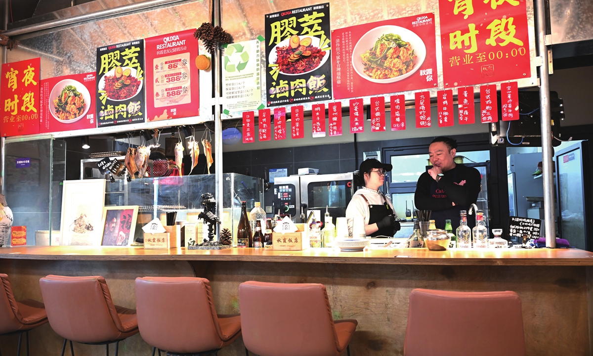 A restaurant owner from Taiwan instructs his staff in the old town of Rongcheng, Xiong'an, on March 20, 2026. Photo: VCG