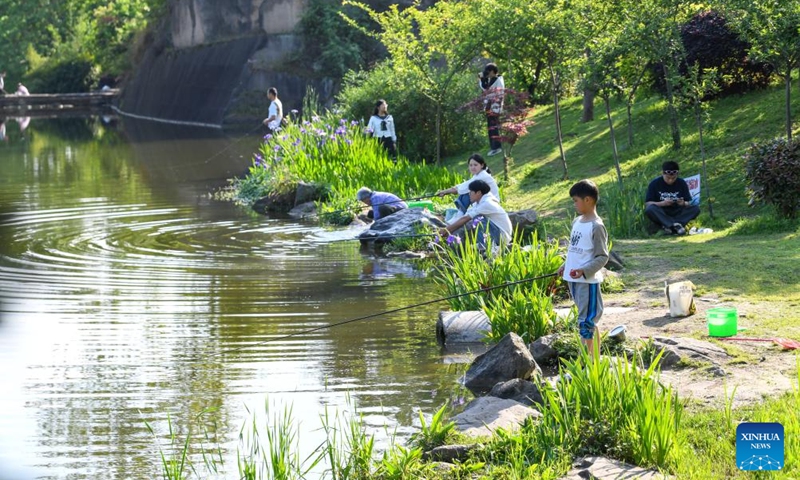 People enjoy their leisure time at Yudaihe park in southwest China's Chongqing, April 11, 2026. (Xinhua/Tang Yi)